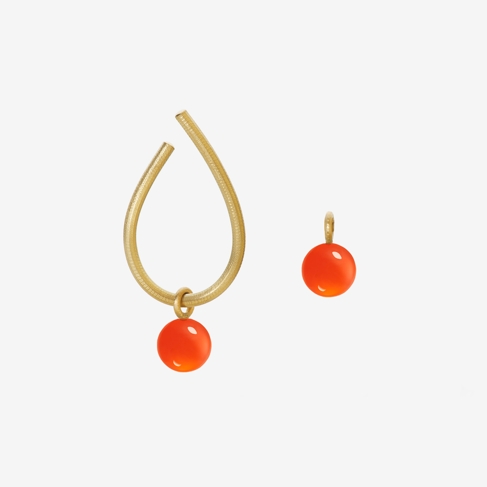 Dulong Globe örhängespåhänge i 18k guld med karneol hos Herr & Fru Lohse