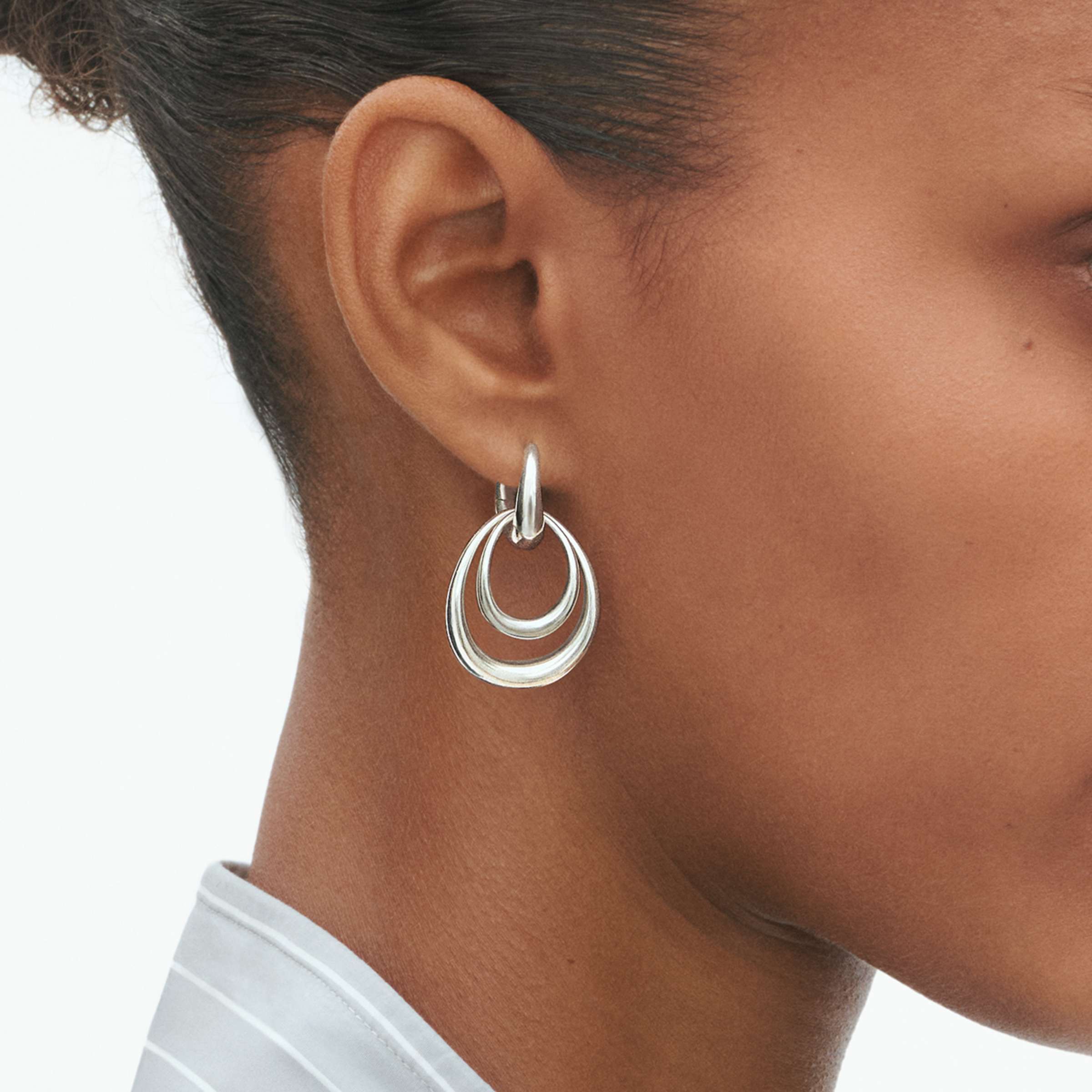 Georg Jensen Offspring double element örhängen i silver på modell hos Herr & Fru Lohse